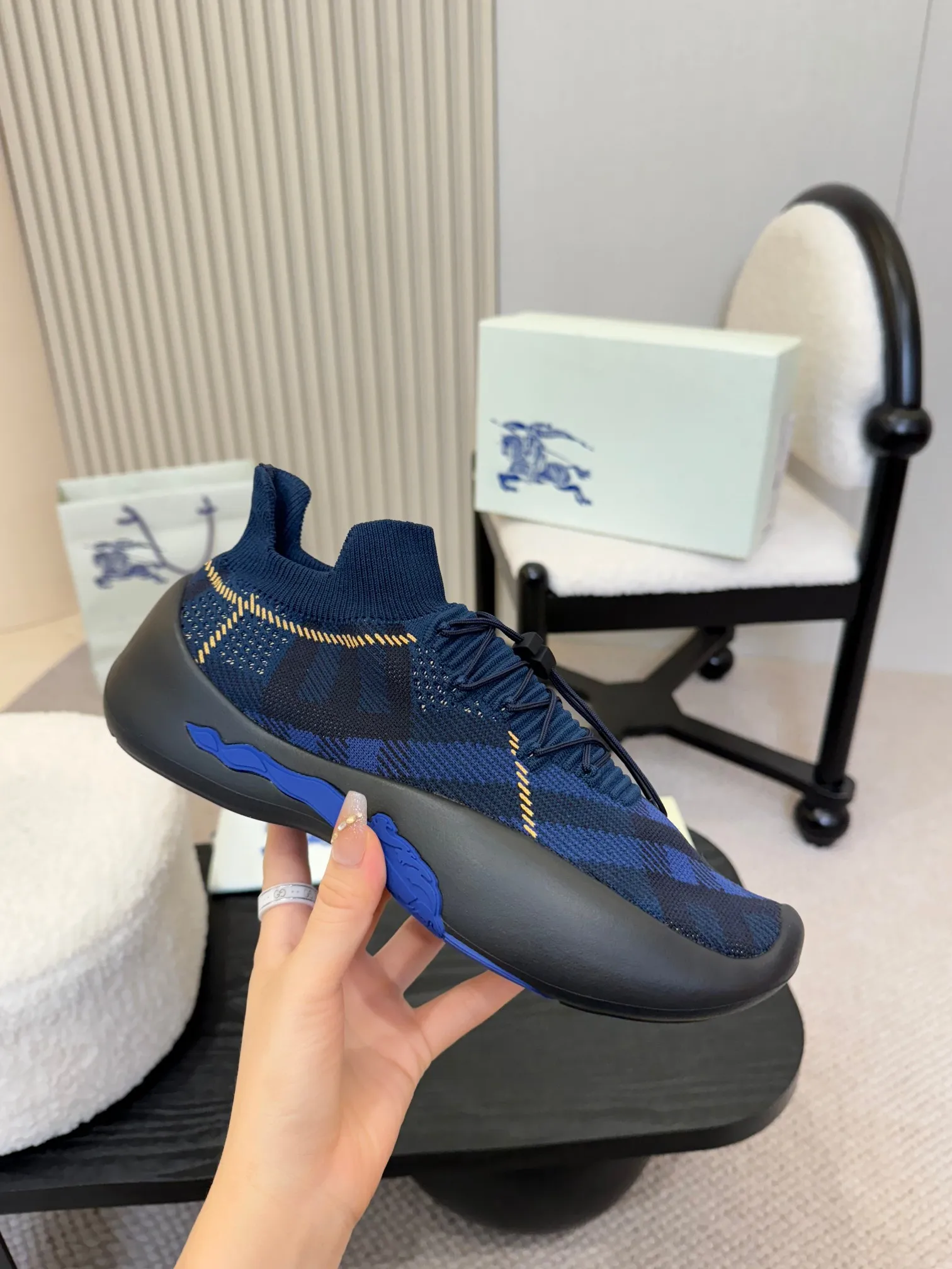 Men's men's shoes💰680 Burberry's 2025 hot model is released, ultra-light socks and shoes, versatile, decorated with worsted Burberry plaid pattern. Featuring a mesh lining and checkered laces, the rubber sole features the archive Burberry monogram. From Burberry's iconic collection, these wardrobe staples are interpreted with the brand's signature style.   ✅Fabric: Classic cotton fly ✅Lining: Silk cowhide lining ✅Outsole: Ultra-light rubber foam sole ✅Color: Sapphire, original packaging ✅Code number: Men's 39-46 (customized for 39,46)